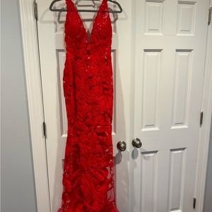 Beautiful gown. Only worn once. Size 2.